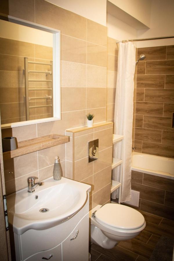 Loli Apartman Miskolc Luaran gambar