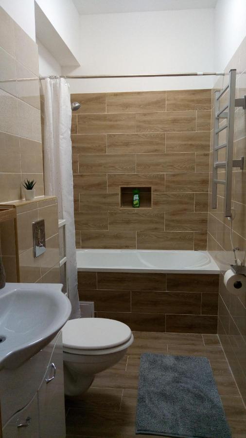 Loli Apartman Miskolc Luaran gambar